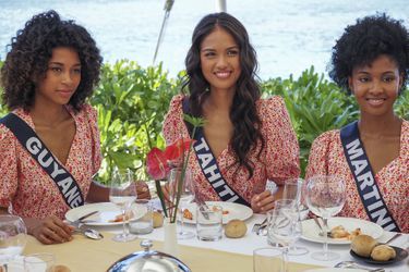 Les candidates prennent un cours de bonnes manières (les arts de la table) avec Jérémy Côme lors du voyage de préparation du concours Miss France à la Réunion le 19 novembre 2021