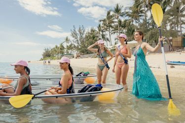 Les Miss (avec Sylvie Tellier) font du kayak lors du voyage de préparation au concours Miss France 2022 sur l'île de la Réunion le 19 novembre 2021