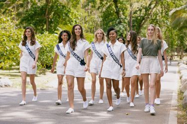 Les candidates au concours Miss France 2022 lors du voyage de préparation à la Réunion (promenade à l&#039;Anse des Cascades) le 20 novembre 2021