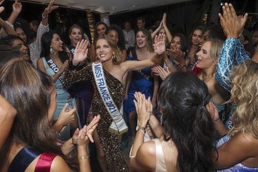 Les Miss (avec au centre Amandine Petit, Miss France 2021) réunies lors d'une soirée sur l'île de la Réunion lors du voyage de préparation le 20 novembre 2021