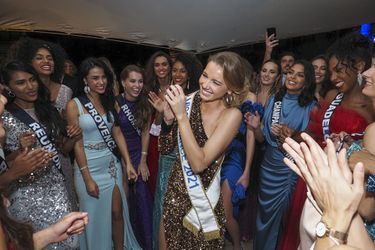 Les Miss (avec au centre Amandine Petit, Miss France 2021) réunies lors d&#039;une soirée sur l&#039;île de la Réunion lors du voyage de préparation le 20 novembre 2021
