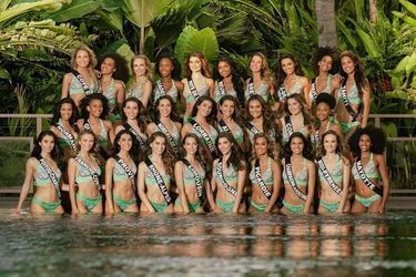 Photo de groupe représentant les 29 candidates au concours Miss France 2022, cliché capturé lors du voyage de préparation sur l'île de la Réunion en novembre 2021.