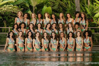 Photo de groupe représentant les 29 candidates au concours Miss France 2022, cliché capturé lors du voyage de préparation sur l&#039;île de la Réunion en novembre 2021