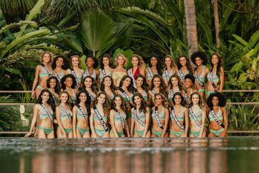 Photo de groupe, représentant les 29 candidates au concours Miss France 2022 (avec Sylvie Tellier et Amandine Petit, Miss France 2021), capturée lors du voyage de préparation sur l&#039;île de la Réunion en novembre 2021