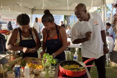 Jimmy Bibrac, meilleur chef Antilles-Guyane 2020, pose avec Valérie et Volodia participantes à un atelier cuisine du Festival.