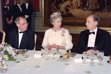 La reine Elizabeth II avec le président de la République française François Mitterrand et le Premier ministre Pierre Bérégovoy, le 9 juin 1992