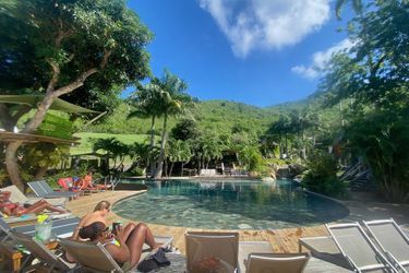 Au pied du Pic Paradis les piscines de la Loterie Farm nichés dans un sanctuaire tropical.
