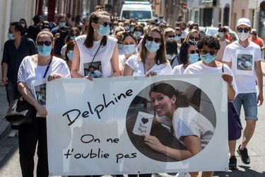 Quelque 300 proches et anonymes ont participé dimanche à Cagnac-les-Mines (Tarn) à une marche blanche en hommage à Delphine Jubillar, disparue il y a un an.
