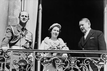 La reine Elizabeth II et le prince Philip au balcon de l'Elysée avec le président de la République française René Coty, le 8 avril 1957