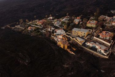 L’île espagnole de La Palma, aux Canaries, est défigurée par les coulées de lave et les pluies de cendres du volcan Cumbre Vieja, en éruption depuis septembre dernier.