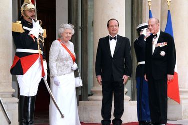 La reine Elizabeth II et le prince Philip avec le président de la République française François Hollande, le 6 juin 2014