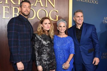 Zachary Levi, Anna Paquin, Brenda et Kurt Warner à l'avant-première du film «American Underdog» à Los Angeles le 15 décembre 2021