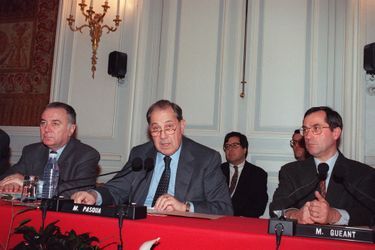 Décembre 1994, Claude Guéant est directeur général de la police nationale. Il est ici aux côtés de Charles Pasqua, ministre de l'Intérieur, lors d'une conférence de presse suite à la prise d'otage d'un vol Air France reliant Alger à Paris, par des membres du Groupe islamique armé.