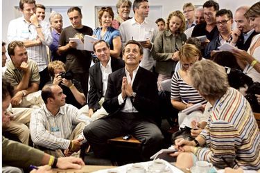 Septembre 2006, à Marseille, Claude Guéant, directeur de campagne, veille sur le candidat Sarkozy répondant aux questions de journalistes. 