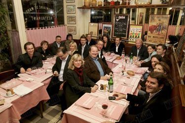 Le 8 octobre 2006, Nicolas Sarkozy, alors président de l'UMP, invite son équipe dans un restaurant parisien. De gauche à droite : David Martinon, Marie-Hélène Debart, Jacques Gérault, Rachida Dati, Claude Guéant, Cécilia (alors épouse de Nicolas Sarkozy), Brice Hortefeux, Emmanuelle Mignon, Laurent Solly, Frédéric Lefebvre et Chantal Jouanno. 