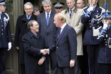Passation de pouvoirs à Beauvau entre Claude Guéant et Brice Hortefeux, nouveau et ancien ministre de l&#039;Intérieur, le 28 février 2011.