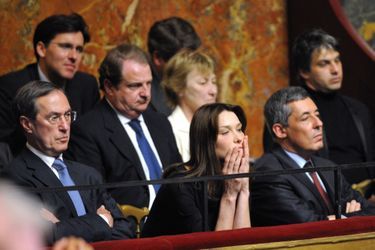 Le 22 juin 2009, Claude Guéant, Carla Bruni Sarkozy et Henri Guaino (au premier rang) écoute le discours du président Nicolas Sarkozy devant les parlementaires – députés et sénateurs – réunis en Congrès au château de Versailles. 