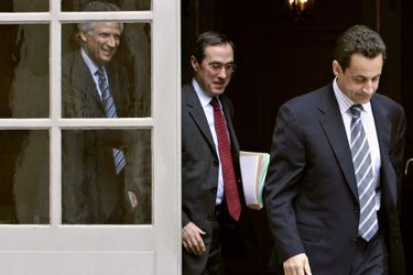 En juin 2005, Nicolas Sarkozy ministre de l&#039;Intérieur et son directeur de cabinet Claude Guéant quittent Matignon et le Premier ministre Dominique de Villepin.