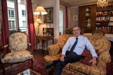 Le 11 octobre 2013, Claude Guéant, ancien ministre de l&#039;Intérieur, reçoit Paris Match dans le salon de son appartement du XVIe arrondissement de Paris.