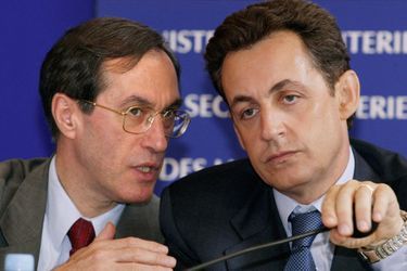 En juillet 2003, place Beauvau, le ministre de l'Intérieur Nicolas Sarkozy et son directeur de cabinet Claude Guéant. 