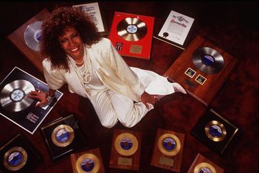 Mary Wilson pose au milieu des disques d'or et de platine obtenus par les Supremes.