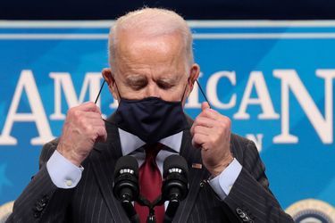 Joe Biden montre l'exemple en portant un masque.