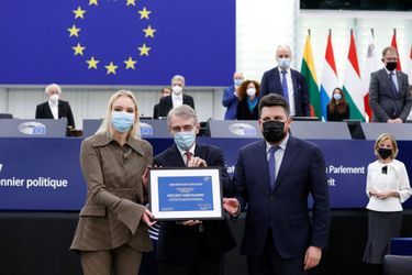 Daria Navalnaya, David Sassoli et Leonid Volkov au Parlement européen de Strasbourg, le 15 décembre 2021.