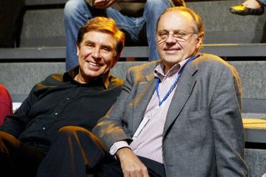 Jean-Pierre Foucault et Gérard Louvin en 2003 sur le tournage de l'émission TF1 "Johnny, 30 tubes de légende"