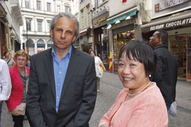 Nick Rodwell avec Fifi Tchang, la fille de l'ami chinois qui lui avait inspiré le personnage de Tchang dans "Le Lotus bleu", à Bruxelles, en Belgique.