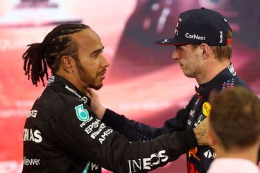 Lewis Hamilton félicite Max Verstappen, dimanche à Abou Dhabi.