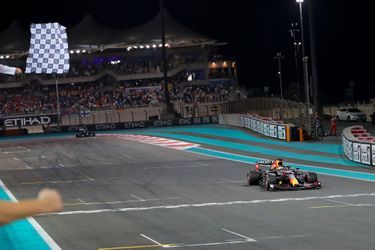 Max Verstappen franchit la ligne d'arrivée, dimanche à Abou Dhabi, et décroche son premier titre de champion du monde de Formule 1.