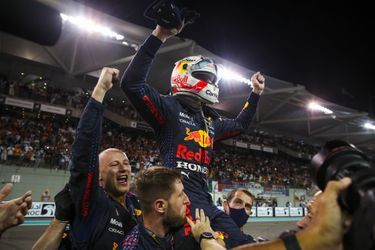 Max Verstappen porté en triomphe après son époustouflante victoire, dimanche, à Abou Dhabi.
