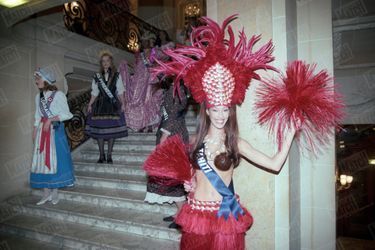 « Stressée Mareva ? Pensez-vous ! Dix minutes avant le début de l'élection, elle s'amusait à jouer les pom-pom girls à l'Opéra de Nancy en tenue tahitienne » - Paris Match n°2587, 24 décembre 1998