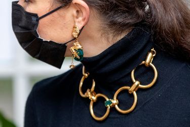 Les boucles d&#039;oreille et le collier de la princesse héritière Victoria de Suède à Paris, le 7 décembre 2021