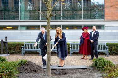 La princesse héritière Catharina-Amalia des Pays-Bas avec ses parents le roi Willem-Alexander et la reine Maxima à La Haye, le 8 décembre 2021