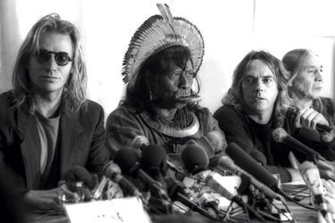 Entouré de Sting, de Jean-Pierre Dutilleux et de Red Crow, un chef sioux d’Amérique du Nord, lors d’une conférence de presse à Paris, le 13 avril 1989. 