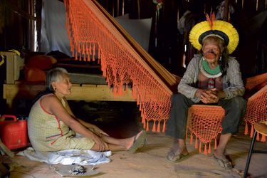 Avec sa femme, Bekwika, dans leur hutte, à Metuktire, en 2012. Elle est morte en 2020. 