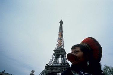 À l’invitation de Paris Match, Raoni fait escale dans la capitale. La première étape de son périple de soixante jours à travers dix-sept pays, en 1989. 