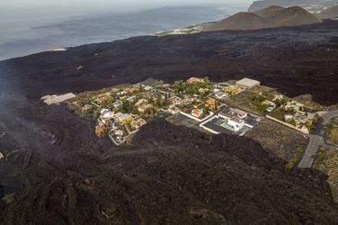 L’île espagnole de La Palma, aux Canaries, est défigurée par les coulées de lave et les pluies de cendres du volcan Cumbre Vieja, en éruption depuis septembre dernier.