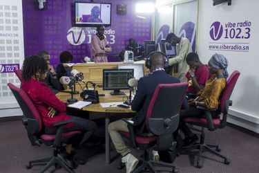 Des jeunes invités autour de l&#039;animateur Mandiaye Pety Badji dans l&#039;émission &quot;Paroles aux jeunes&quot;, sur Vibe Radio, à Dakar.