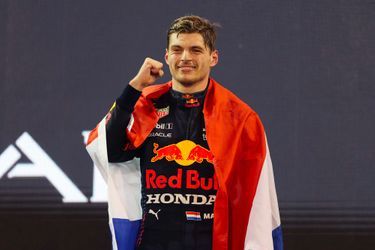 Sur le podium, le sourire de Max Verstappen.