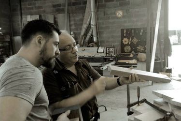Florent Blanchard, designer de DOD, et Eric Moro, ébéniste (Moro & fils) dans l’atelier où sont sélectionnés les bois usagés. 