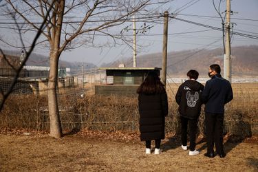 Un défecteur nord-coréen et ses enfants devant la zone démilitarisée, le 12 février 2021.