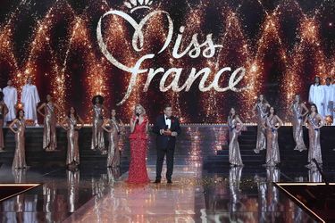 Les 29 candidates au concours Miss France 2022, avec Sylvie Tellier, Jean-Pierre Pernaut et Jean-Pierre Foucault, lors de l'élection à Caen le 11 décembre 2021