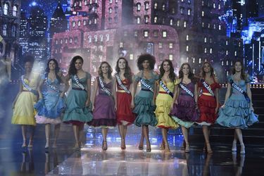 Les candidates au concours Miss France 2022 lors de l'élection à Caen le 11 décembre 2021