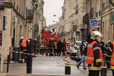 L'explosion a pris "au niveau d'un garage situé au 68 rue Borie", dans le quartier des Chartrons, ont indiqué pompiers et préfecture. 