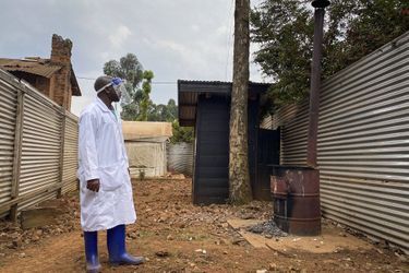 Un médecin vérifie la zone de quarantaine de l'hôpital Matanda à Butembo, en République démocratique du Congo.