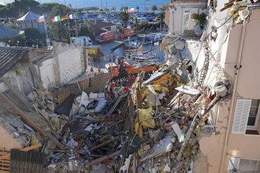 Les secours dans les décombre d’un immeuble de Sanary-sur-mer, qui s’est effondré après une explosion mardi.
