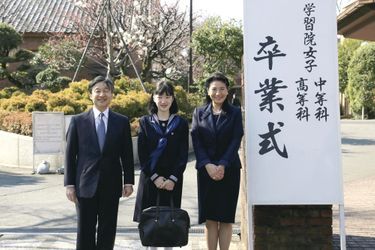La princesse Aiko du Japon avec ses parents le 22 mars 2017, le jour de sa remise de diplôme de la Gakushuin Girls Junior High School à Tokyo