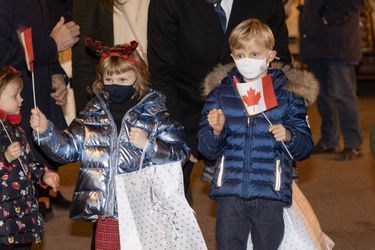 La princesse Gabriella et le prince Jacques de Monaco avec Bodie Wittstock au village de Noël de Monaco, le 3 décembre 2021